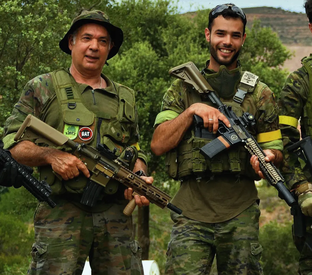Javi y su padre con el equipo puesto, en el origen de Guardianes del Olivar